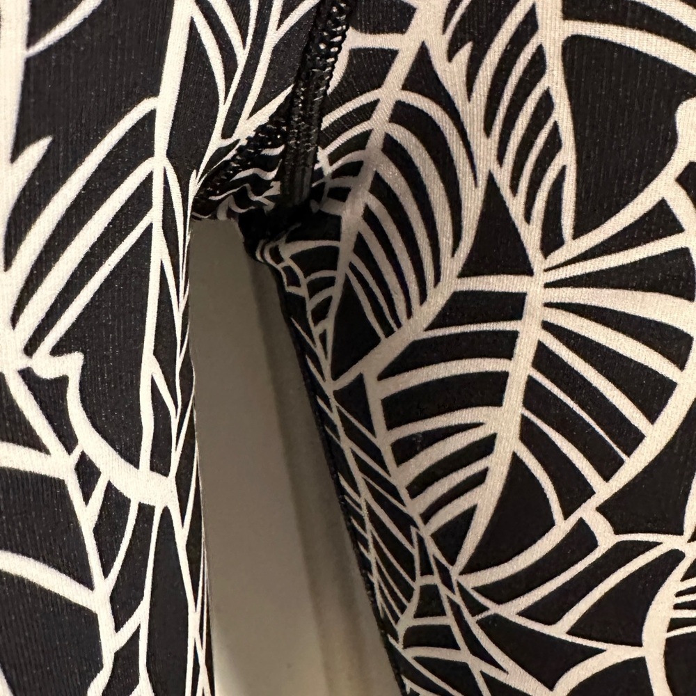 Lululemon Run a Marathon Crop II Pretty Palm Black Angel Wing Leggings Size 6 - Picture 15 of 16